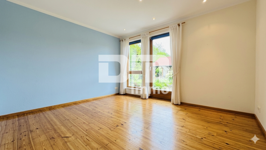 Altengerechtes Wohnen mit Charme: Großzügiger Bungalow auf großem Grundstück + Nebengebäude - Schlafzimmer / Kinderzimmer / Zugang Gartenbereich